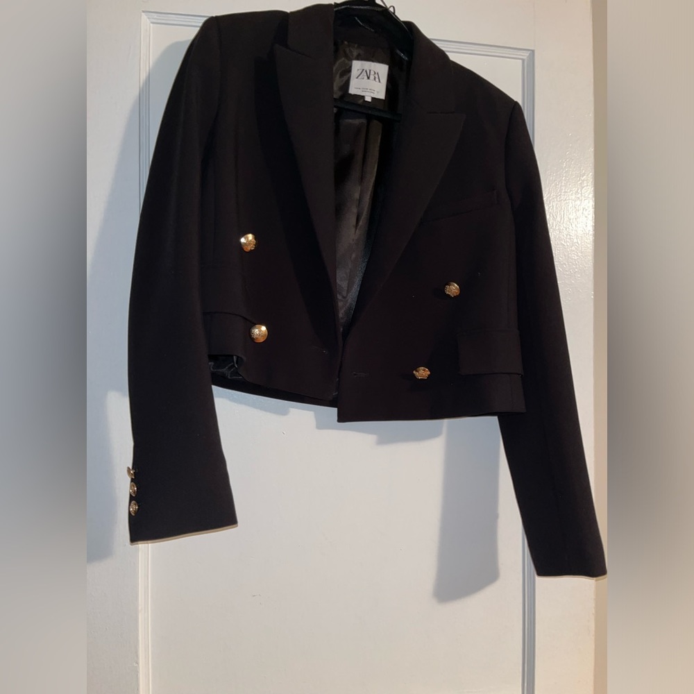 Zara cropped blazer. Slightly oversized. Size XS. Great condition.
